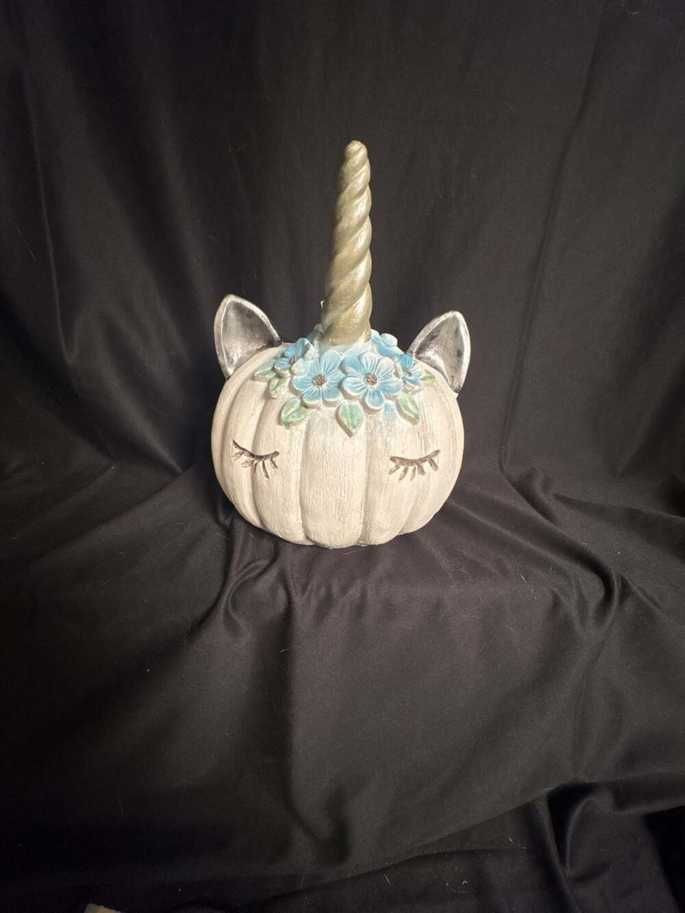 White & Silver Sleepy Eyelashes Unicorn Pumpkin Statue Décor